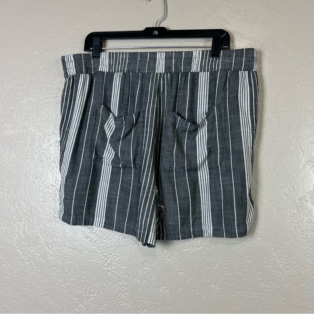 Chosse 5 Ítems For $30Sonoma goods for life women OX gray white striped shorts - Picture 12 of 16